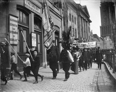 853354 Afbeelding van de optocht ter gelegenheid van het 10-jarig bestaan van de afdeling Utrecht van de Nederlandse ...